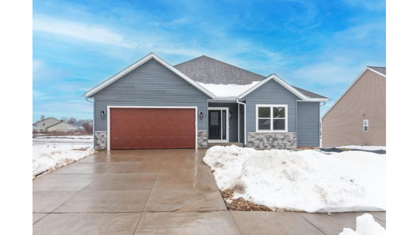 933 Durango Dr Hartford, WI 53027 by First Weber Inc- West Bend $434,900