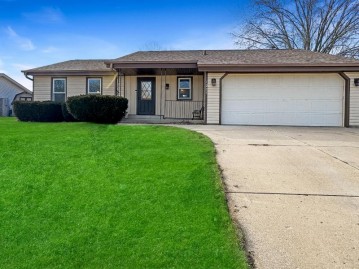 1207 River Park Cir W, Mukwonago, WI 53149-1029