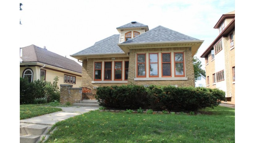 2847 N 54th St Milwaukee, WI 53210 by Coldwell Banker HomeSale Realty - Wauwatosa $189,900