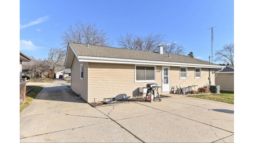 5113 62nd St Kenosha, WI 53142 by First Weber Inc- Mequon $265,000