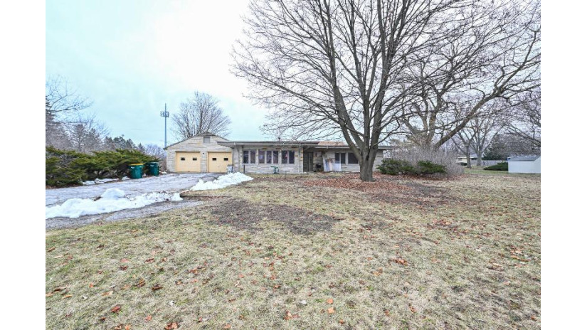 4707 W Elmdale Rd Mequon, WI 53092 by Closing Time Realty, LLC $325,000