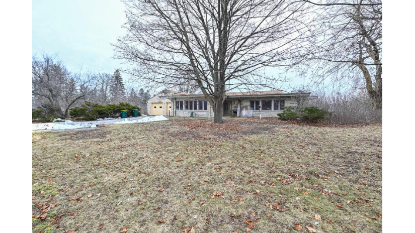 4707 W Elmdale Rd Mequon, WI 53092 by Closing Time Realty, LLC $325,000