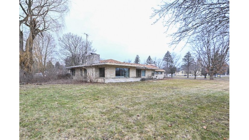 4707 W Elmdale Rd Mequon, WI 53092 by Closing Time Realty, LLC $325,000