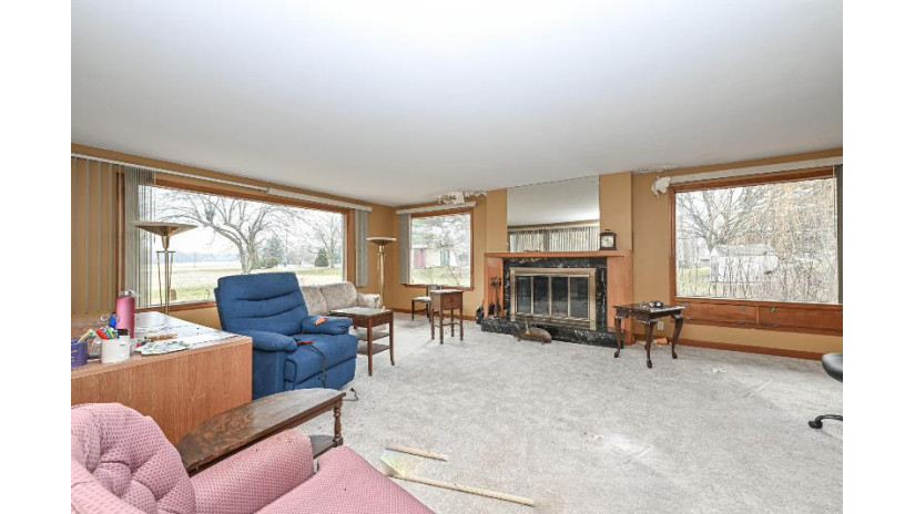 4707 W Elmdale Rd Mequon, WI 53092 by Closing Time Realty, LLC $325,000