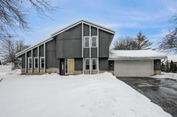 3368 S Acredale Dr, New Berlin, WI 53151-4329