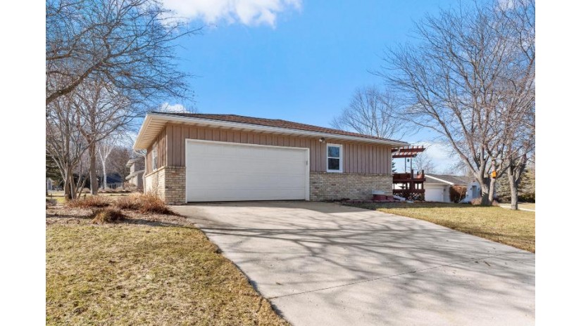802 Overland Trl Grafton, WI 53024 by Compass RE WI-Northshore $400,000