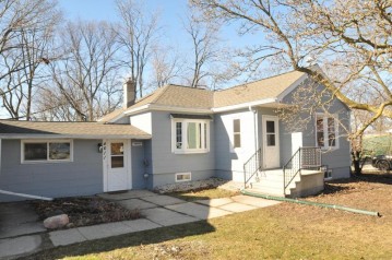 4611 S 51st St, Greenfield, WI 53220-4003