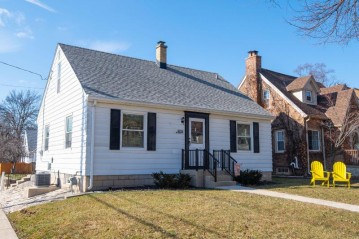 2723 N 73rd St, Wauwatosa, WI 53210-1002