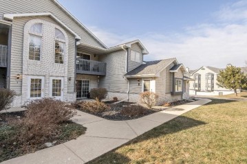 W240N2566 E Parkway Meadow Cir 5, Pewaukee, WI 53072-5837