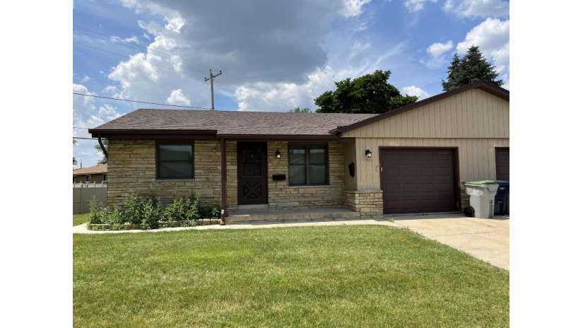 4173 S 14th St Milwaukee, WI 53221 by United REALTORS, LLC $194,940