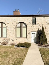 964 N 124th St, Wauwatosa, WI 53226