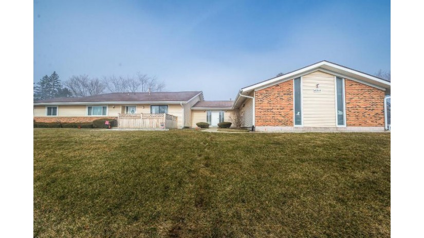 4914 W Oakwood Dr C Mchenry, IL 60050 by Bear Realty, Inc $149,900