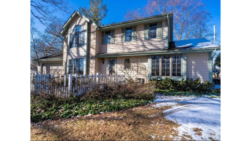 W265N3011 Peterson Dr Pewaukee, WI 53072 by Homeowners Concept $539,900