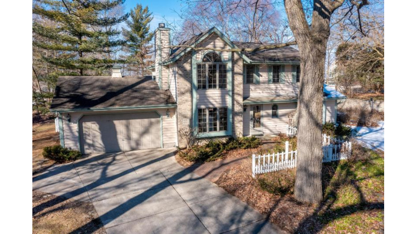 W265N3011 Peterson Dr Pewaukee, WI 53072 by Homeowners Concept $539,900