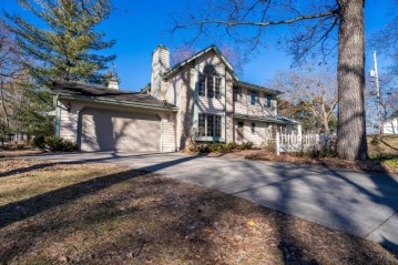 W265N3011 Peterson Dr, Pewaukee, WI 53072