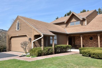 1528 W De La Warr Cir, Mequon, WI 53092-5042