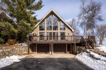3084 Mile View Rd, West Bend, WI 53095