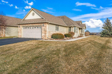 114 Eagles Cove Cir, North Prairie, WI 53153