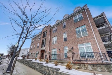 7224 W State St 1A, Wauwatosa, WI 53213-2700