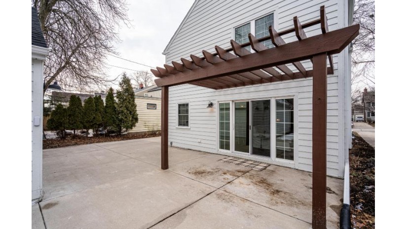 5948 N Kent Ave Whitefish Bay, WI 53217 by Tammy Herpel Realty $1,000,000