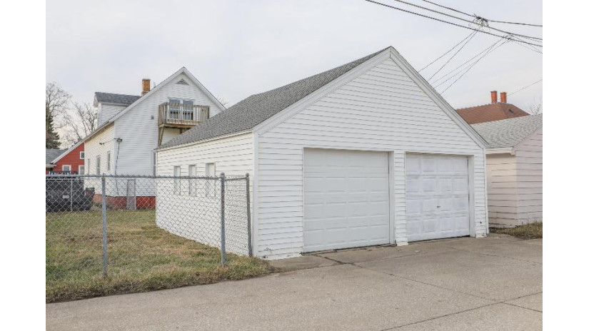 1625 S Memorial Dr Racine, WI 53403 by SynerG Realty LLC $130,000