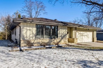 6088 Thornapple Dr, Greendale, WI 53129-2641