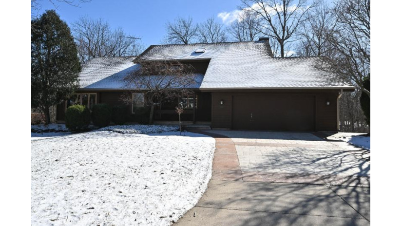 7957 W Imperial Dr Franklin, WI 53132 by Realty Executives Integrity~Cedarburg - cedarburgfrontdesk@realtyexecutives.com $575,000