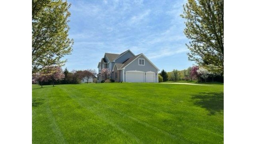 3801 Ridgeview Ct Richfield, WI 53017 by List2Sell, LLC $849,900