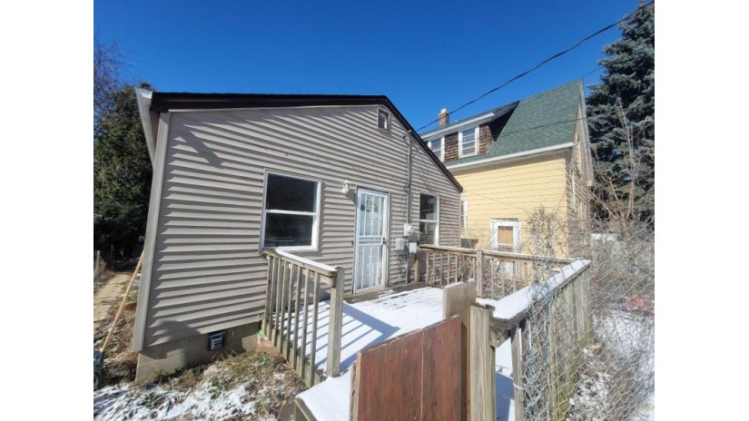 3244 N 40th St Milwaukee, WI 53216 by Closing Time Realty, LLC $99,000