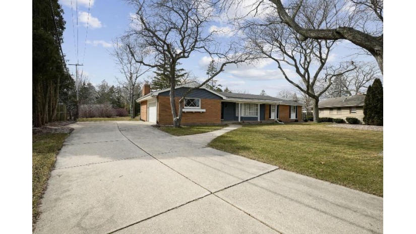 3782 North Bay Dr Racine, WI 53402 by RE/MAX Newport - office@newportelite.com $345,000