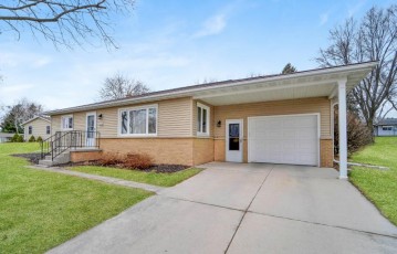 2206 Hickory Ln, New Holstein, WI 53061-1504