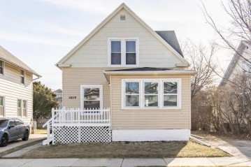 1829 Holmes Ave, Racine, WI 53403-2332