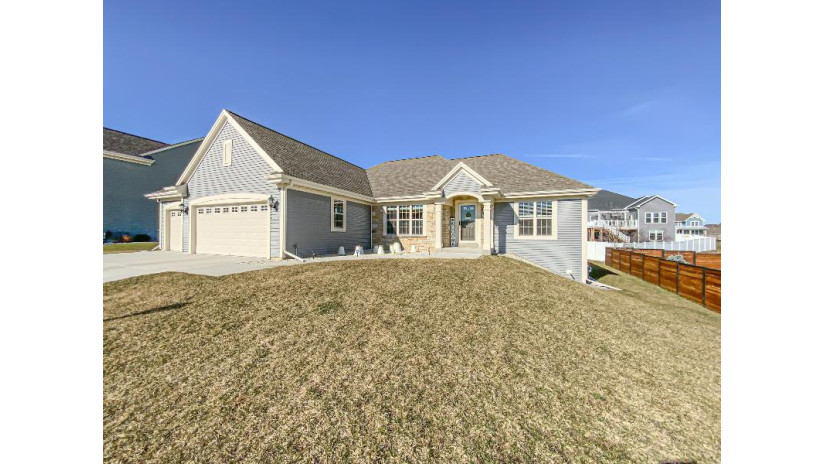 3612 Howell Oaks Dr Waukesha, WI 53188 by Lake Country Flat Fee $574,900