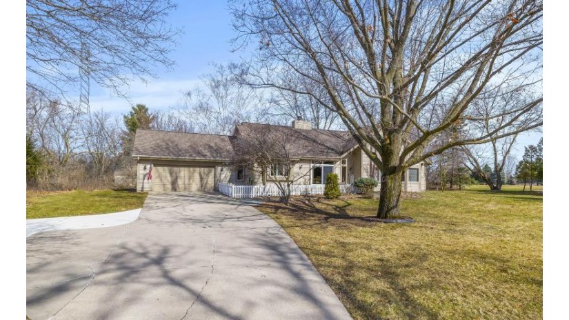 N77W28784 Appaloosa Ln Merton, WI 53029 by Mahler Sotheby's International Realty $649,900