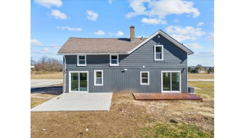 6265 Nabob Dr West Bend, WI 53095 by Hanson & Co. Real Estate $429,900