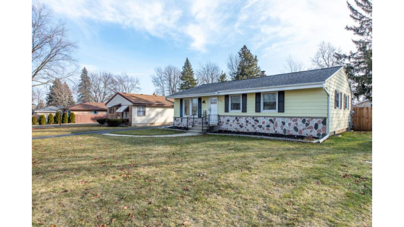 315 E Susan Dr Oak Creek, WI 53154 by RE/MAX Advantage Realty $319,000