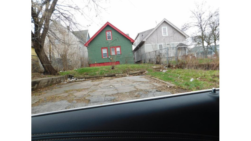 3007 N 29th St Milwaukee, WI 53210 by First Weber Inc - Brookfield $109,000