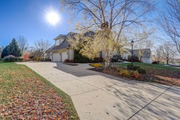 205 Kestrel Way, Hartland, WI 53029