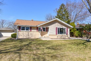 9436 W Palmetto Ave, Wauwatosa, WI 53222-1556