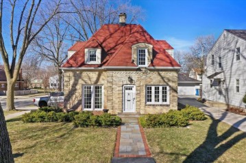 5801 N Shoreland Ave, Whitefish Bay, WI 53217