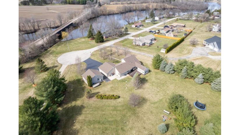 N9132 Donald Ln Watertown, WI 53094 by Realty Executives Platinum - 920-539-5392 $470,000