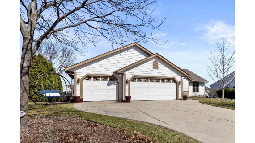 4012 W Anthony Dr Franklin, WI 53132 by First Weber Inc- Racine $500,000