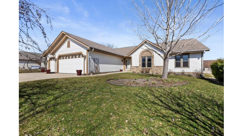 4012 W Anthony Dr Franklin, WI 53132 by First Weber Inc- Racine $500,000