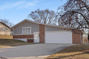 408 S Colonial Pkwy, Saukville, WI 53080-2237