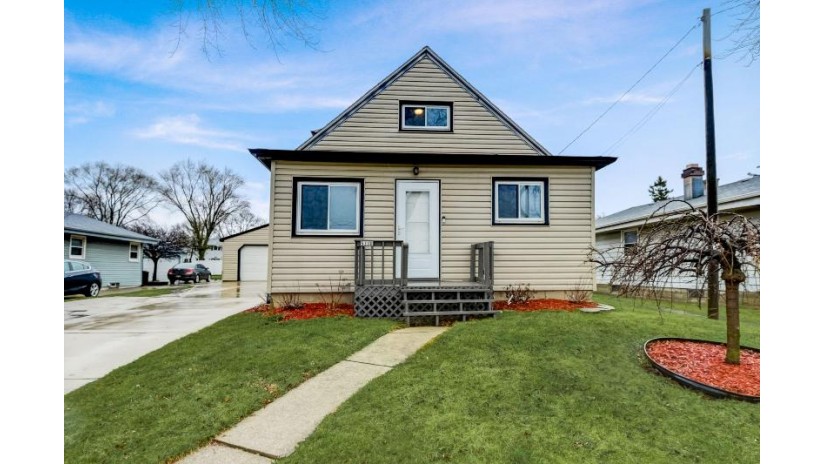 5338 S 9th St Milwaukee, WI 53221 by RE/MAX Service First $284,900