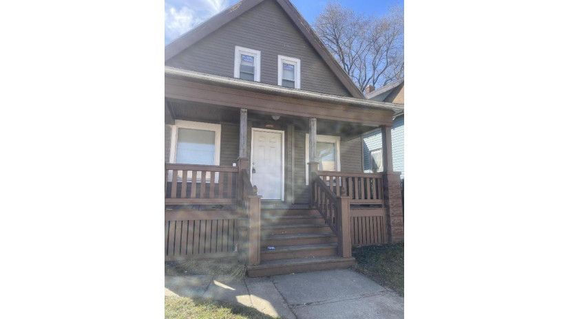 3207 W Auer Ave Milwaukee, WI 53216 by Berkshire Hathaway HomeServices Metro Realty $109,000