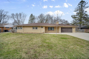 12040 W Walnut Rd, Wauwatosa, WI 53226-2924