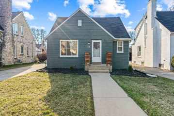 2621 N 73rd St, Wauwatosa, WI 53213