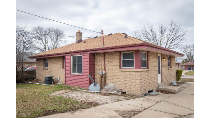 8125 W Clovernook St Milwaukee, WI 53223 by Firefly Real Estate, LLC $217,955