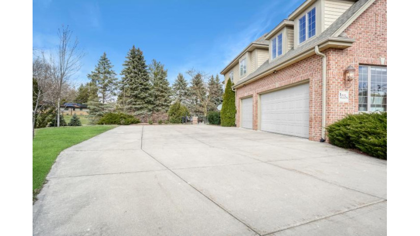 N52W21276 Golfview Ct Menomonee Falls, WI 53051 by Lake Country Flat Fee $1,199,900